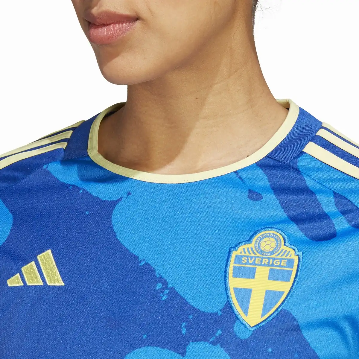 HT7142_D1_Model_eCom.webp