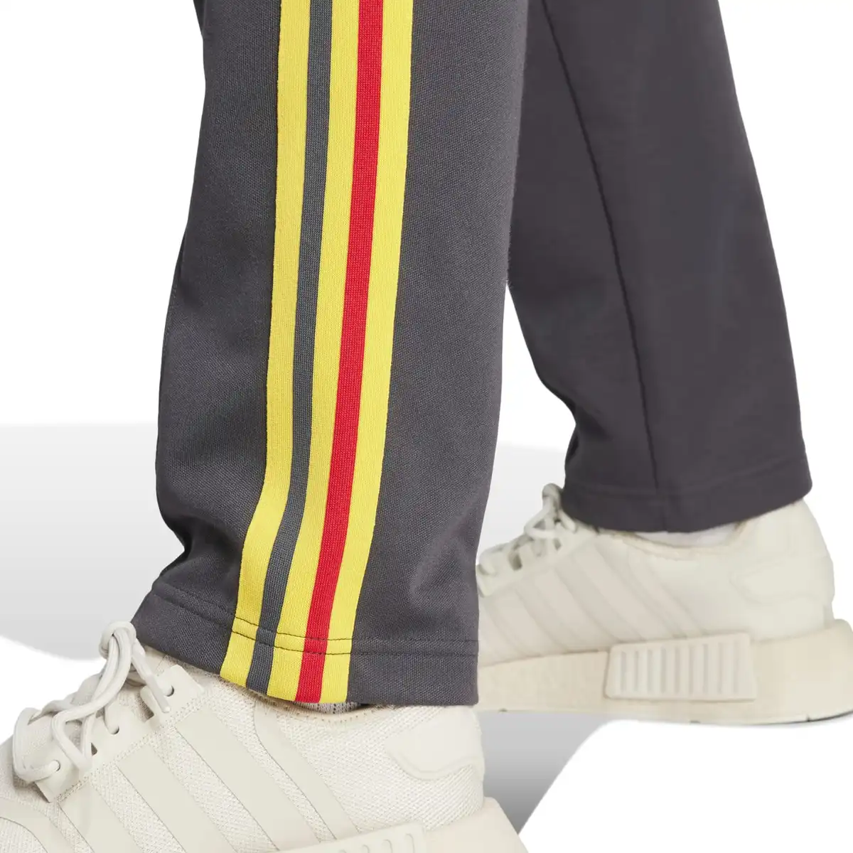 IT7803_7_APPAREL_On_Model_Detail_View_2_white.webp
