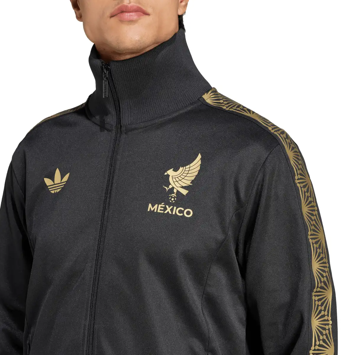 JE5335_6_APPAREL_On_Model_Detail_View_1_white.webp