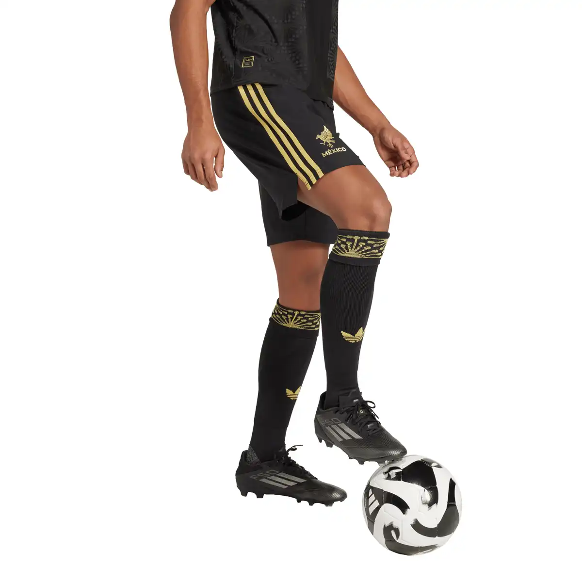 JF0390_4_APPAREL_On_Model_Walking_View_white.webp