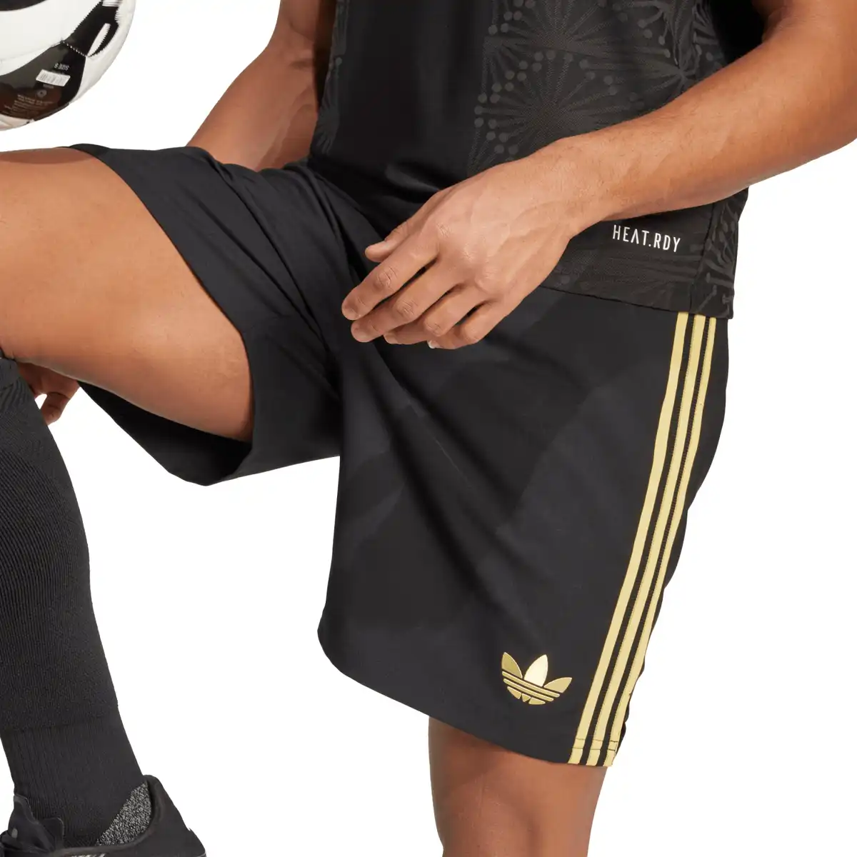 JF0390_7_APPAREL_On_Model_Detail_View_2_white.webp