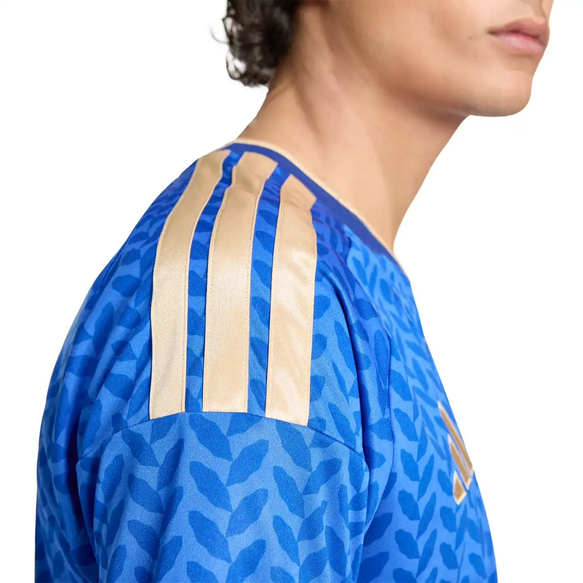 JL6937_6_APPAREL_On_Model_Detail_View_1_white.webp