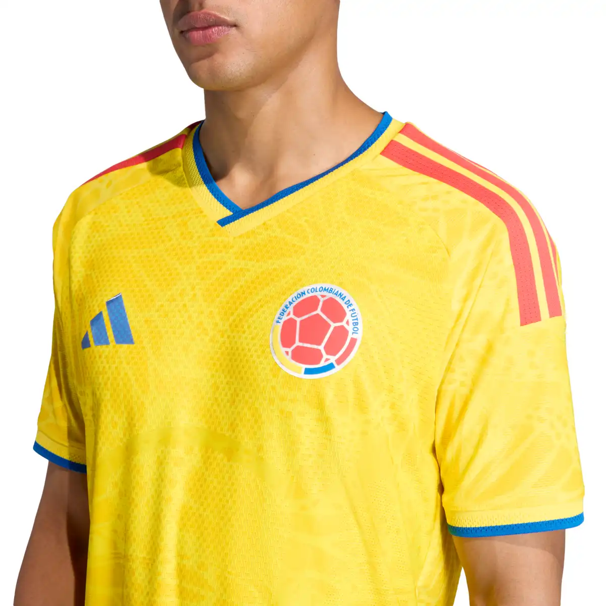 JL6971_6_APPAREL_On_Model_Detail_View_1_white.webp