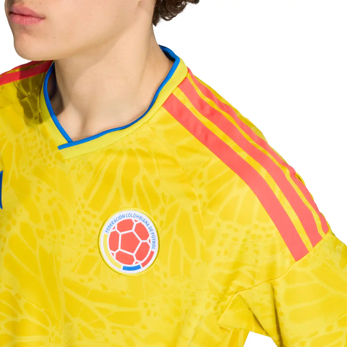 JL6972_6_APPAREL_On_Model_Detail_View_1_white.webp