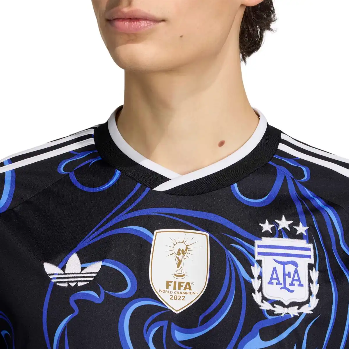 JM8395_7_APPAREL_On_Model_Detail_View_1_white.webp