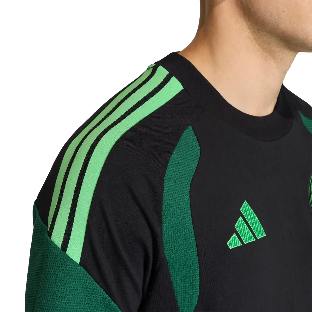 KB0917_7_APPAREL_On_Model_Detail_View_2_white.webp
